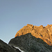 Sonnenaufgang an einem abweisenden, einsamen Bündner 3000er. 
Links Torwache P. 3186, rechts Verstanclahorn mit dem NE-Grat im Profil.