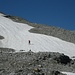 Auf rund 2600 m Höhe muss ein erstes Schneefeld überquert werden.