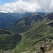 Einatbachtal und Villgratental im Süden, Villgratner Berge; die südwestlich dahinter liegenden Sextener Dolomiten bleiben hinter den Wolken verborgen