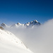 An der Rotondohütte. Die markante Gipfelpyramide des  Pizzo Lucendro (2963m) ragt aus dem aufsteigenden Nebel.