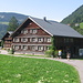 Una casa tipica del Bregenzerwald lungo il percorso fra la stazione di valle della funivia ed il centro di Mellau.