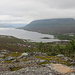 Salmivaara - Ausblick nahe des Gipfels über See und Ort Kilpisjärvi zum Saana.