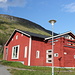 Kilpisjärven Retkeilykeskus - Hier, am "Wanderzentrum", startet und endet unsere Tour auf den Saana. <br />Foto nach der Tour.