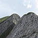 Der grosse Felsblock in der Mitte der Kletterpartie ist schwach zu erkennen. Er kann links (etwas ausgesetzter) sowie rechts (etwas schwieriger) umgangen werden.