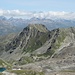 Das Gipfelziel schon im Visier. Der Aufstieg zum Grat erfolgt durch steile Gras- und Schrofenhalden (rechts des Gipfels bei der tiefsten Stelle im Grat).
