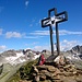 la bella Croce sulla vetta del Pizzo Spadolazzo, sullo sfondo il Suretta
