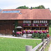 Una casa di Großdorf con annessa stalla dal tetto ricoperto di pannelli solari.