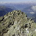 An der Scharte. Blick zum W-Gipfel mit dem mächtigen Metall-Kreuz (2990m).