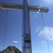Das mächtige schöne Gipfelkreuz, weithin leuchtend.Wie immer in den Stubaier nicht unbedingt am höchsten Punkt, dafür gabs hier und am Hauptgipfel jeweils ein Gipfelbuch.