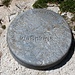 <b>Un medaglione di  pietra ricorda l’inaugurazione della Via Spluga, avvenuta nel 2001. Qui siamo al punto più elevato di questo sentiero escursionistico-culturale che unisce Thusis a Chiavenna: il tempo previsto per percorrere l’intera via è di 4 giorni.</b>