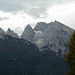 Der Hochkalterstock von Norden: ganz links der Steinberg (2026m), dann Schärtenspitze (2153m), Blaueisspitze (2481m), Hochkalter (2607m), Kleinkalter (2513m) und Rotpalfen (2367m). Das Blaueisgletscherchen ist gut zu erkennen; in Fallinie darunter liegt am Übergang zwischen Geröll und Latschenregion die Blaueishütte (1650m). Der hier beschriebene Steig führt durch den Wald zur Blaueishütte, dann rechts hinauf auf den Grat und über ihn zum Gipfel des Hochkalter. Der Abstieg durch das Ofental liegt hinter dem Hochkalterstock.