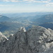 Hier sehen wir hinab auf die Blaueisspitze und die viel niedrigere Schärtenspitze; links hinten der Untersberg. Am rechten Bildrand ansatzweise der Hohe Göll; tief drunten Berchtesgaden.