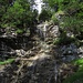 Ganz hinten beim schönen Wasserfall kurz vor der Jägerhütte.<br /><br />Alla bella cascata poco prima dalla Jägerhütte.