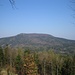 der Hochwald von O gesehen mit Baude (links am höchsten Punkt) und Aussichtsturm in der (etwas niedrigeren) Mitte des Bergs