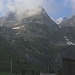 Wolklig zeiten sich die Gipfel bei unserer Ankunft auf der Bergstation Chrüzhütte (1713m) beim Bannalpsee. Einzig der Chli Sättelistock (2418m) ist zu sehen.