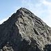 Rotgrubenspitze; für Südflankenanstieg wird zu dem schattenwerfenden Felsvorsprung gequert und von diesem der SW-Grat ziemlich Mittig angesteuert