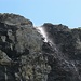ein Schmelzwasserbach schäumt über die wilden Felsriffe