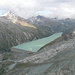 Tiefblick vom [peak62 Klein Allalin] auf dem [lake7734 Mattmark-Stausee] (2197m) hinunter.