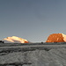 [peak5214 Strahlhorn] (4190m) und [tour14935 Rimpfischhorn] (4199m) im ersten Sonnenlicht. Noch ist es ein weiter Weg über den spaltigen [point47718 Allalingletscher].