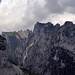 in der Bildmitte der berühmte [tour14102 Hundstein 2157m] mit seinen zwei Bäuchen (überhalb dem Bereich wo die Sonne hinscheint); Einblick in einen wilden Bereich des Alpstein
