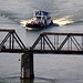 Tief unten auf der Donau fahren Schiffe