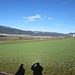 Blick zurück über die Felder des Val de Ruz.