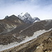 hier Dugla(Thokla) auf 4600m. Geradezu gehts die SchuttMoräne hinauf zum Khumbu Gletscher und zum EverestBC..unser Weg ging hier links herum in Richtung Cho La Pass