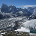 links die Einsattlung der CholaPass vom Vortag. Und unten der längste Eisstrom in Nepal, der Ngozumba Glacier.( mit dem Aletschgletscher zb kann er aber trorzdem nicht mithalten was die Länge angeht)
Der markante Gipfel links ist der Cholatse,6440m, daneben der Taboche,6367m.