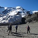 Auf los geht's los! In der Bildmitte der Gipfel, links abgedeckter Gletscher und unter den Füssen Schutt.
