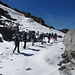 Die letzten Meter auf dem Gletscher/Schnee. Vor uns der Übergang auf den Felsgrat.