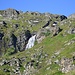rechts des Wasserfalles steigt man über Steilwiesen weiter hinauf Richtung Löbbensee auf 2226m