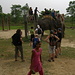 Nach dem Mittag war noch eine Elefanten-Savari angesagt. Hier die Touri-Verladestation. Das Mädel verkauft Leckerlies für die Elefanten und verdient sich n paar Groschen dazu