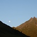 Ore 7:00, +8° la luna sopra la capanna Corno Greis