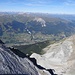 Blick vom Gipfel nach Savognin. Der Helle Spitz unten in der Mitte ist Pt 2752