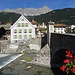 Wahrzeichen von Savognin: Piz Mitgel, Fluss Julia (Gelgia), mittelalterliche Steinbrücke, altes Schulhaus