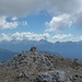 diese Stelle liegt höher als das Gipfelkreuz. etwas rechts geht es Richtung Bivaco Rigatti und Klettersteig.