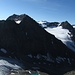 Blick aus der Ostflanke; unten ist die Gletscherlacke vom Schwarzenberg Ferner; im Hintergrund mittig das Zuckerhüttl
