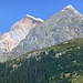 Die Brigelser Hörner von Brigels aus gesehen. Auffallend das helle etwa 10m breite Dolomitband, welches den Gipfel des Cavistrau Pign bildet. 