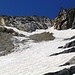 Der Tumpiv-Gletscher vermittelt den weiteren Aufstieg. Bei wenig Schnee ganz  nach links queren, bei genügend Schnee durch die Rinne rechts im Bild hoch steigen.