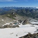 Blick über den kleinen Gletscher unterhalb des Gross Leckihorns zur Hütte - und Richtung Winterhorn zur Gross Windgällen und Tödi