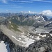 Übersicht über den weiteren Gratverlauf;
dahinter die Bergkette vom Winterhorn zum Pizzo Lucendro