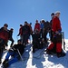 Gipfel-Gruppenfoto: Ein gemütlicher Aufstieg hat auch seine Sonnenseiten. So hatten wir den Gipfel für uns alleine, und dies an einem Prachtstag!