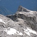 Das Bivacco Orobica (3382 m) steht auf dem Südostgrat der Cima Presanella etwa 150 unterhalb des Gipfels auf einer geräumigen Terrasse - dort kommt der neu errichtete Klettersteig vorbei, aber auf dem von mir geschilderten Anstieg wird das Biwak nicht berührt.