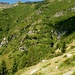 Über die Rippe in der Mitte des Bildes führt der Pfad hinauf zur Forcarella di Lodrino