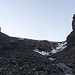 Der steile Aufstieg zum Zackenpass noch auf dem Schwarzgletscher - ein grosser Steinmann ist von weitem zu sehen.