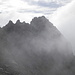 Spettrale appare nella nebbia la cima orientale dello Strahlbann