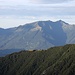 <b>Le prime luci sull'Alpe di Mognone (1463 m).</b>