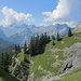 vom Aussichtspunkt "Heuberg" Blick zurück auf den Panoramaweg und die hinter Kandersteg aufragenden Berge 