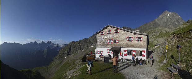 Innsbrucker Hütte mit Habicht