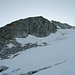 Übergang vom Gletscher zum Felsen auf 3000m. Die Felsrinne ist links vom Vorgipfel erkennbar.